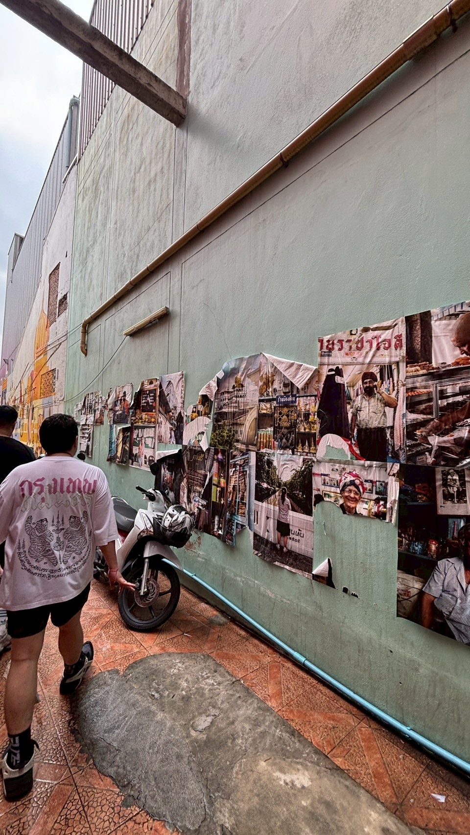 Observing a narrow pedestrian route and the visual information encountered along the way.